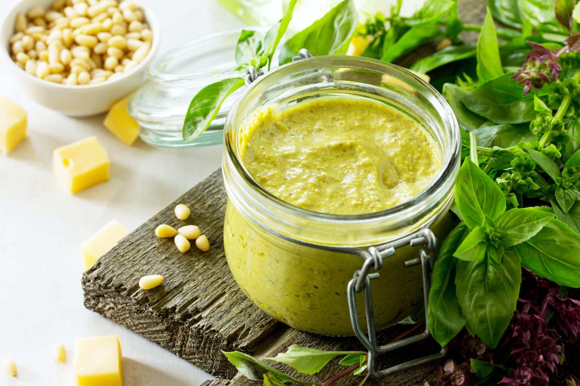 Salsa pesto casera con piñones